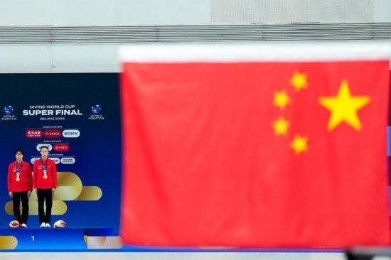 5月2日，獲得2025年跳水世界杯總決賽女子雙人10米臺冠軍的中國組合陳芋汐（右）/全紅嬋在頒獎儀式上。新華社記者 鞠煥宗 攝
