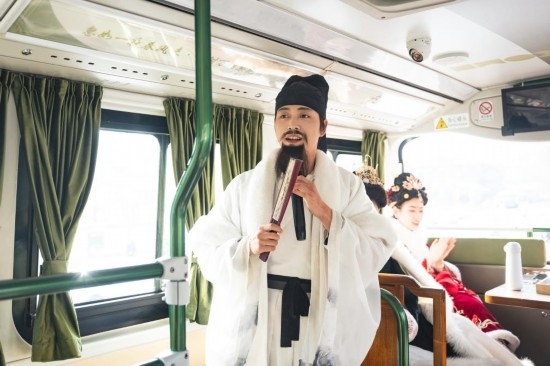 身著古裝的“伴游”在“長安尋夢”主題觀光車上為游客講解。(受訪者供圖)