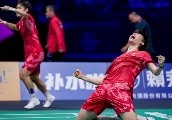 5月3日，中國隊組合馮彥哲（右）/黃東萍在半決賽混雙比賽后慶祝。新華社記者 孫非 攝