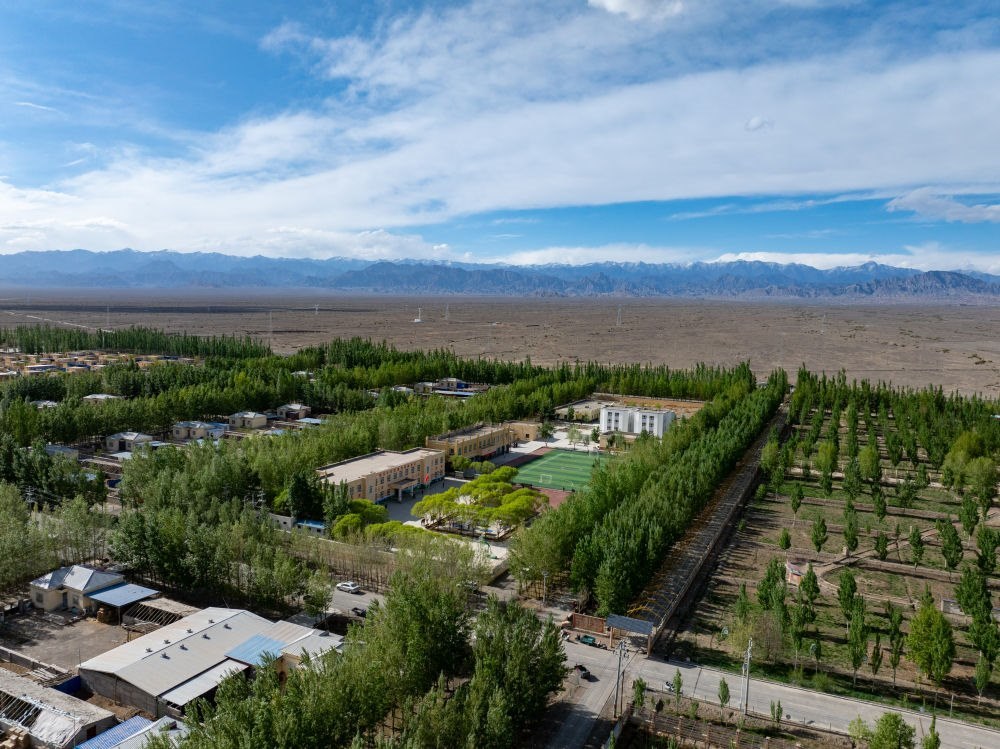 這是4月23日在新疆克州阿圖什市哈拉峻鄉(xiāng)拍攝的謝依特小學(xué)（無(wú)人機(jī)照片）。