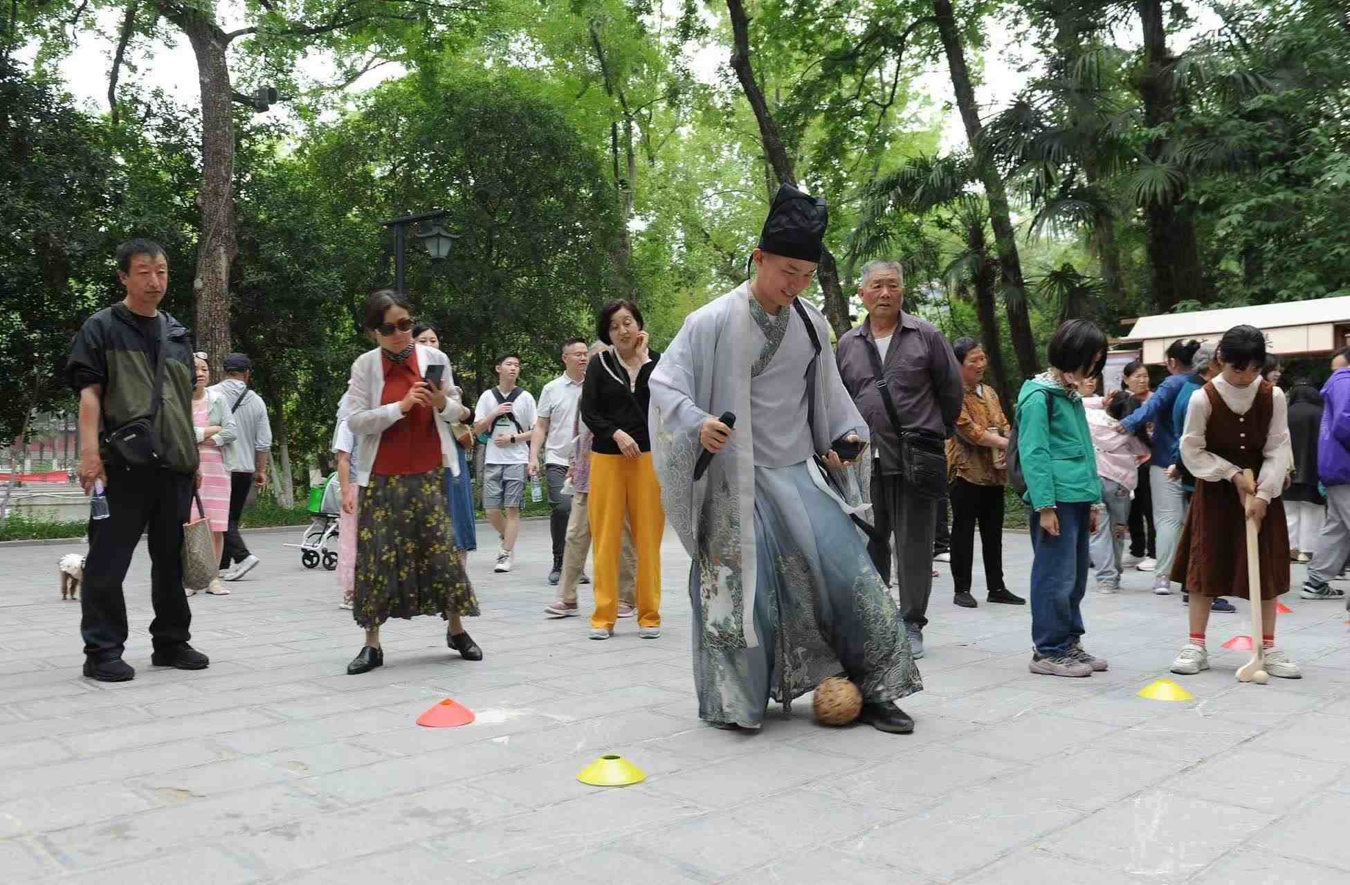 2025年5月3日，安徽省合肥市包公園景區(qū)，游客正在參與“蹴鞠”體育活動。（圖片來源：視覺中國）