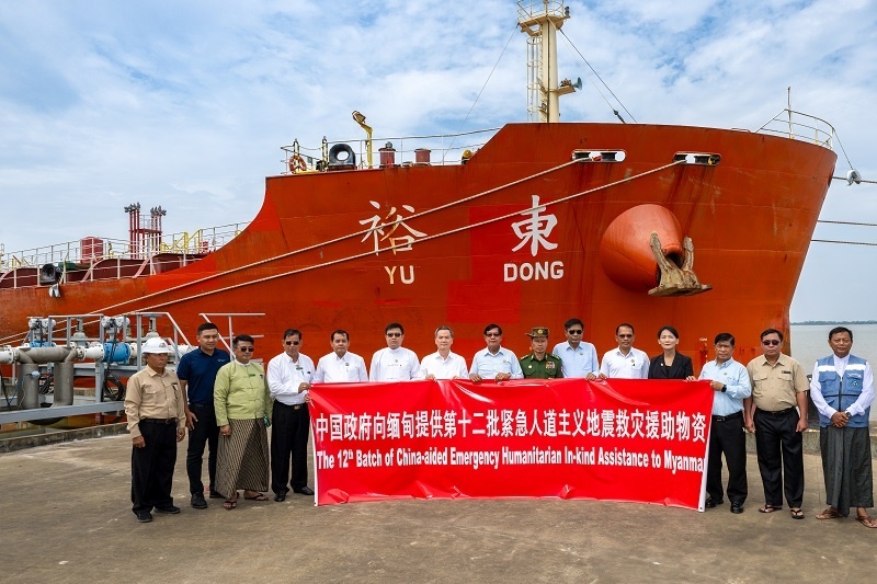 中國駐緬大使館歐陽道冰參贊、仰光省首席部長梭登及緬有關部門官員出席交接儀式。人民網(wǎng)記者 謝佳君攝