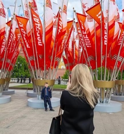 當(dāng)?shù)貢r(shí)間5月7日下午，莫斯科紅場(chǎng)外，紀(jì)念蘇聯(lián)偉大衛(wèi)國(guó)戰(zhàn)爭(zhēng)勝利80周年慶典旗幟飄揚(yáng)。