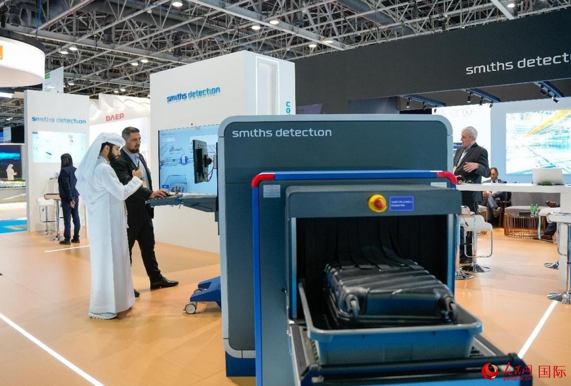 參展商體驗安檢設施。人民網(wǎng)塔里克·易卜拉欣攝