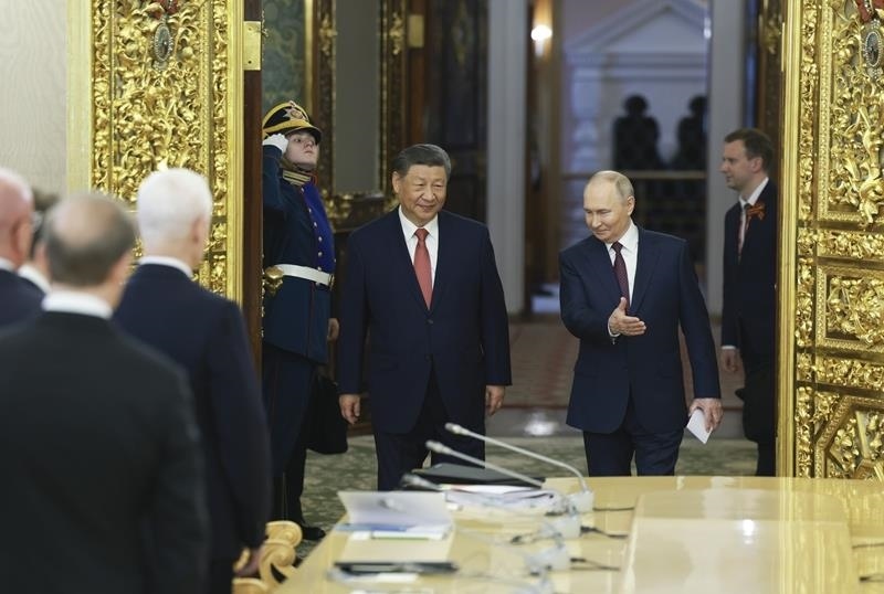 △當(dāng)?shù)貢r(shí)間5月8日，俄羅斯總統(tǒng)普京同習(xí)近平主席在莫斯科克里姆林宮舉行會(huì)談。這是兩國(guó)元首步入會(huì)場(chǎng)。