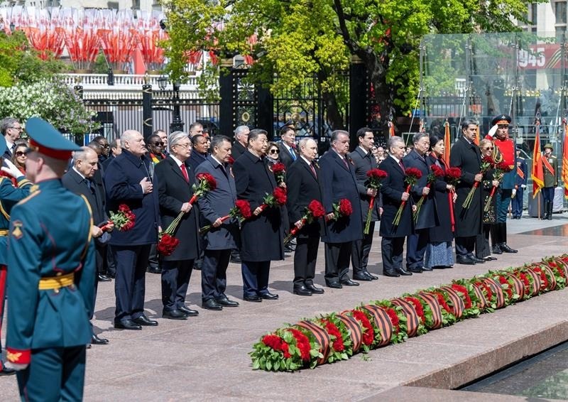 △當(dāng)?shù)貢r(shí)間5月9日，紀(jì)念蘇聯(lián)偉大衛(wèi)國(guó)戰(zhàn)爭(zhēng)勝利80周年慶典結(jié)束后，習(xí)近平主席同其他國(guó)家領(lǐng)導(dǎo)人一起從紅場(chǎng)來到亞歷山大花園，向無名烈士墓獻(xiàn)花，并肅立默哀。