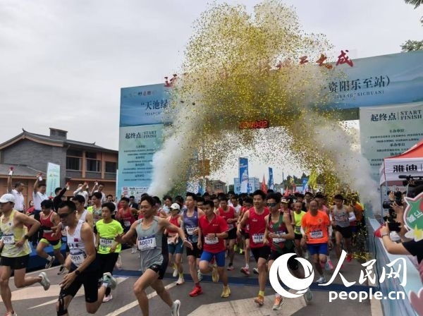 全民健身跑參賽選手沖出起點。人民網(wǎng)記者 楊磊攝