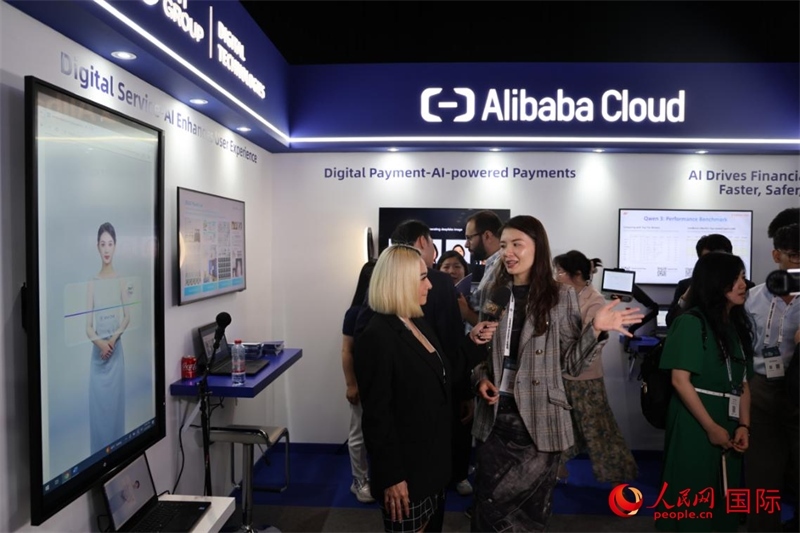 當?shù)孛襟w在2025迪拜金融科技峰會的一家中資企業(yè)展廳采訪，張志文攝