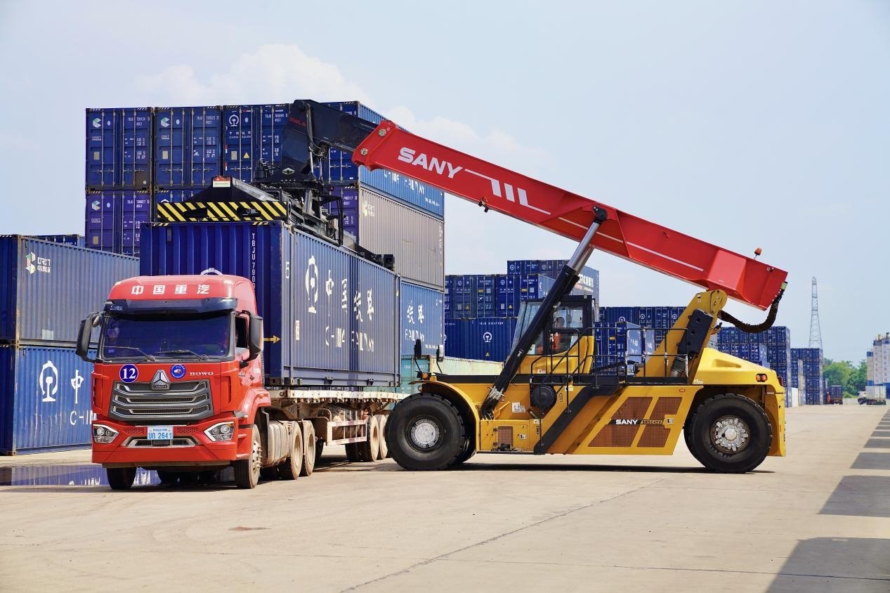 在中老鐵路萬象南鐵路貨運(yùn)口岸站，起重機(jī)正在吊裝集裝箱。劉瑩嘉攝