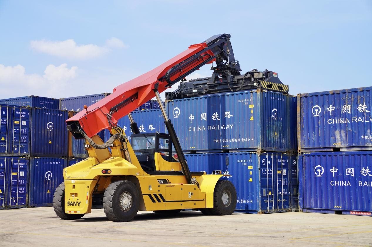 在中老鐵路萬象南鐵路貨運(yùn)口岸站，起重機(jī)正在吊裝集裝箱。劉瑩嘉攝