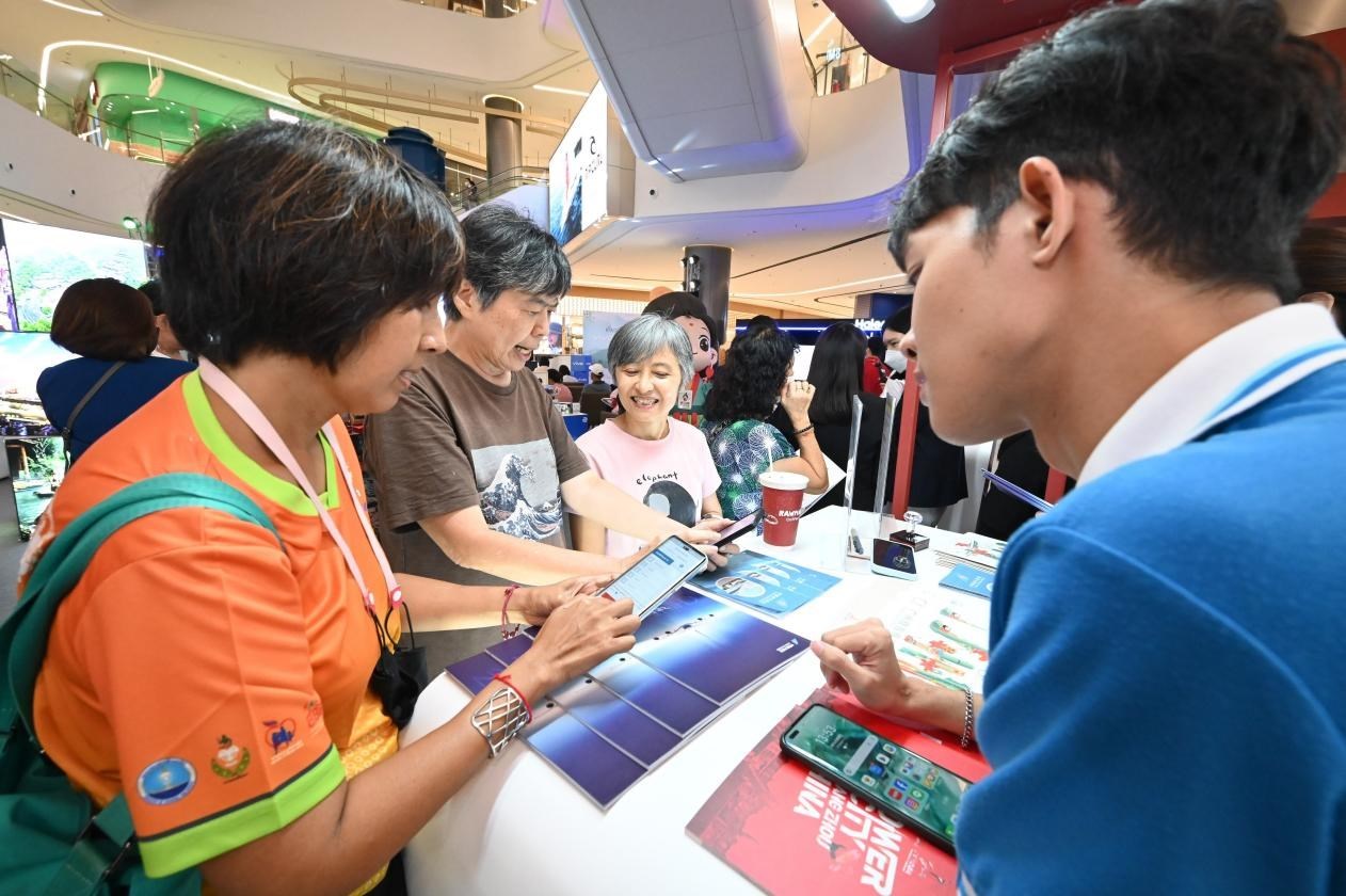 游客在航空公司展臺前了解機(jī)票優(yōu)惠活動。主辦方供圖