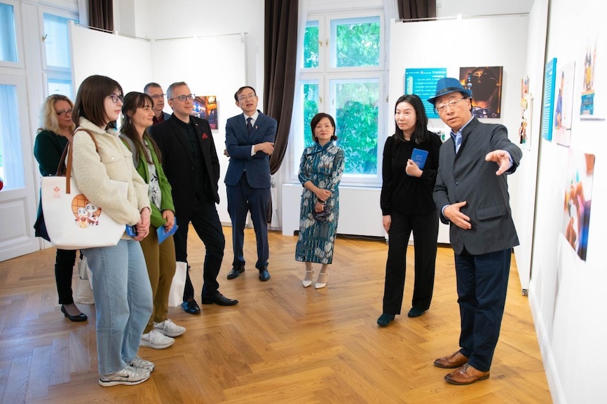 藝術(shù)家李守白現(xiàn)場導(dǎo)覽。圖片由布達(dá)佩斯中國文化中心供圖