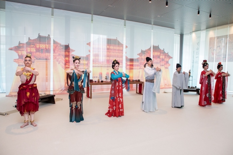 眾人行唐代插手禮。中國(guó)駐大阪旅游辦事處供圖