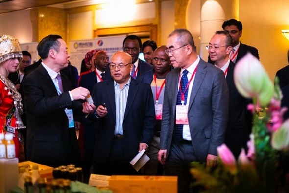 與會(huì)嘉賓走訪特色展臺(tái)。南非貴州商會(huì)供圖