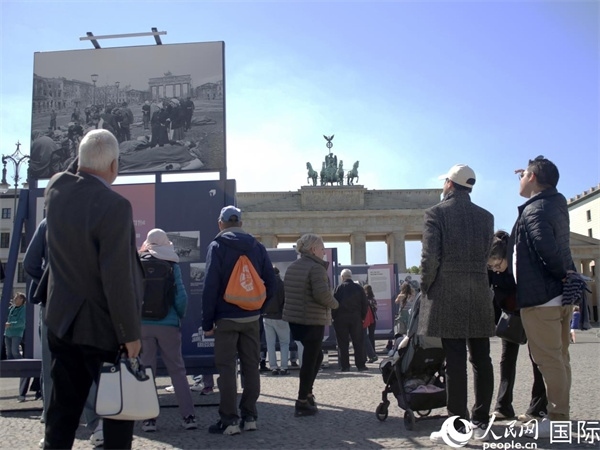 圖為勃蘭登堡門前，市民們?cè)趨⒂^歷史圖片展。人民網(wǎng) 肖晶攝