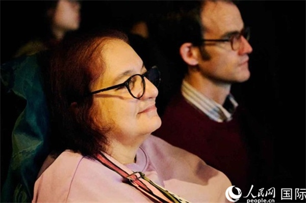 英國觀眾觀看巡展影片。楊浩鵬攝