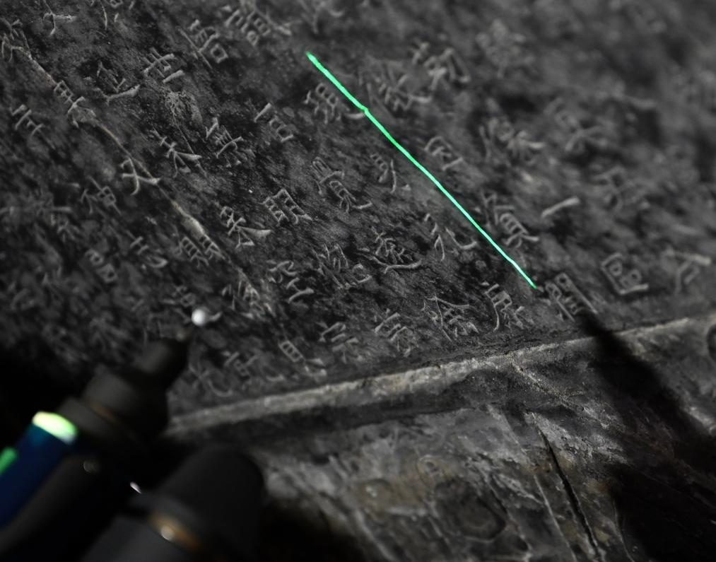 2025年4月9日，龍門石窟研究院工作人員在古陽(yáng)洞使用關(guān)節(jié)臂掃描儀對(duì)《龍門二十品》之一進(jìn)行數(shù)字化掃描。新華社記者 李嘉南 攝