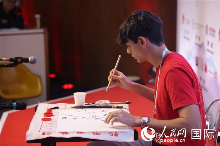 2025年“漢語橋”巴西賽區(qū)決賽的“才藝展示”環(huán)節(jié)，一名參賽者正在繪畫。人民網(wǎng)記者 時(shí)元皓攝