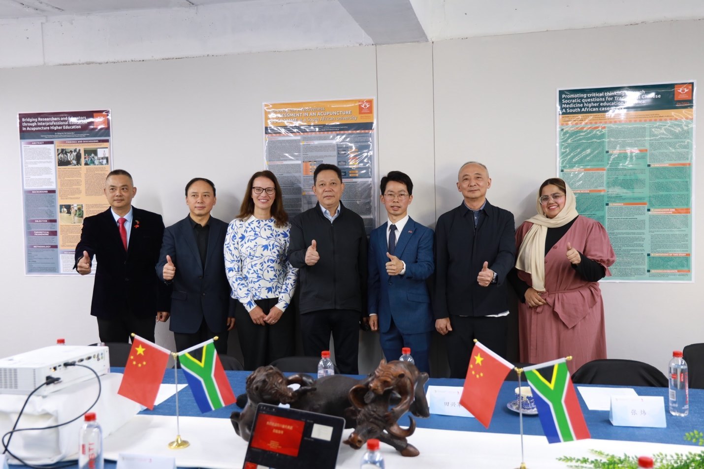 四川省副省長楊興平及代表團(tuán)與《補(bǔ)充醫(yī)學(xué)：教育與研究》雜志社團(tuán)隊(duì)合影。非洲中醫(yī)及針灸中心供圖