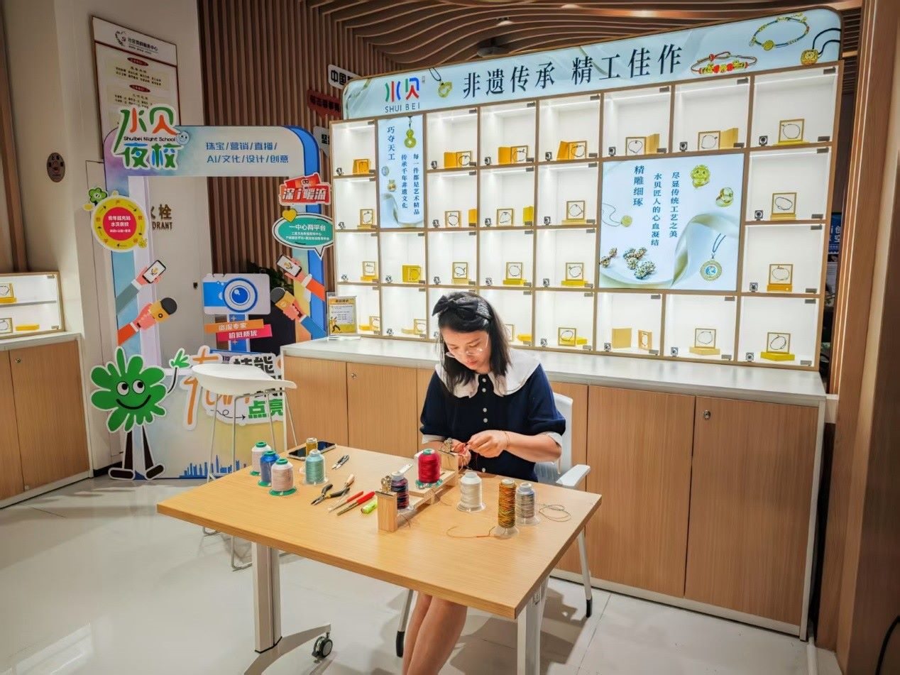 水貝夜校學(xué)員正在展示手工編繩過程。人民網(wǎng) 肖聰聰攝