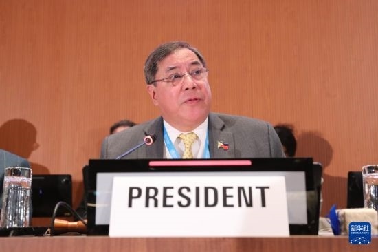 5月20日，在瑞士日內(nèi)瓦，第78屆世界衛(wèi)生大會(huì)主席赫爾博薩宣布審議通過(guò)“大流行協(xié)定”。新華社記者 杜哲宇 攝