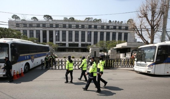 4月3日，在韓國首爾，警察在韓國憲法法院前執(zhí)勤。新華社記者姚琪琳攝