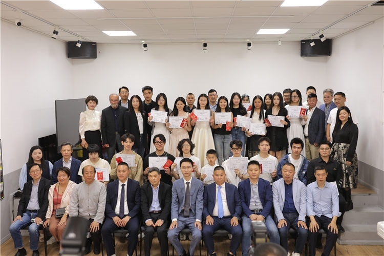 獲獎(jiǎng)?wù)吲c主辦方合影。主辦方供圖