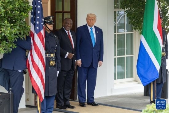 5月21日，美國總統(tǒng)特朗普（右二）在華盛頓白宮迎接到訪的南非總統(tǒng)拉馬福薩（右三）。新華社記者 胡友松 攝