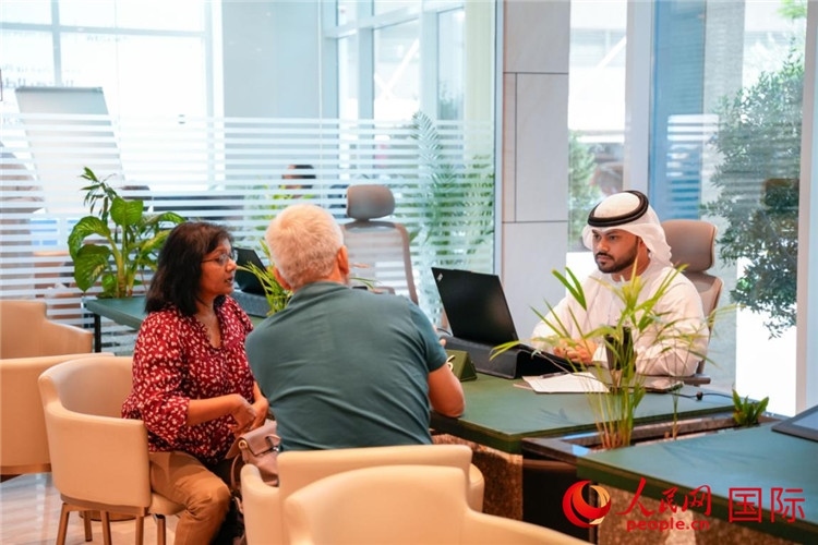 在阿治曼自由區(qū)一站式服務(wù)中心內(nèi)，工作人員為客商辦理業(yè)務(wù)。人民網(wǎng) 塔里克·易卜拉欣攝