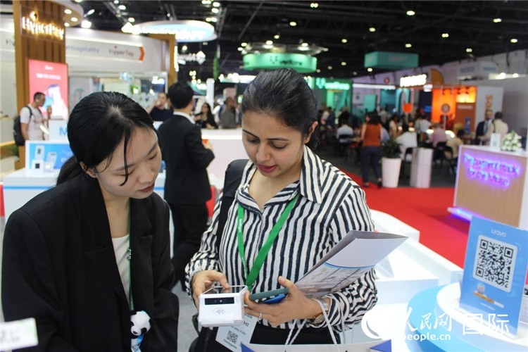 中外嘉賓交流。人民網(wǎng) 杰勒德·阿勒費(fèi)爾攝