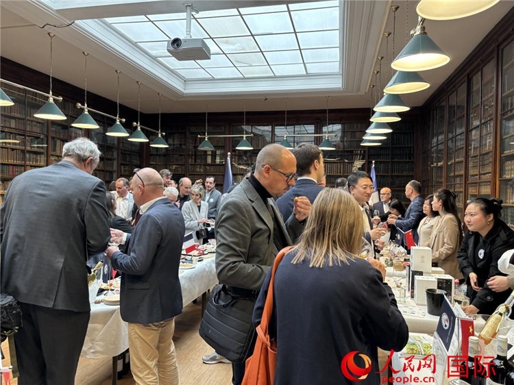 FIWA大獎(jiǎng)賽獲獎(jiǎng)酒及農(nóng)產(chǎn)品2025專業(yè)展暨中國(guó)云南—法國(guó)巴黎特色商品推介會(huì)現(xiàn)場(chǎng)。人民網(wǎng)記者 于超凡攝