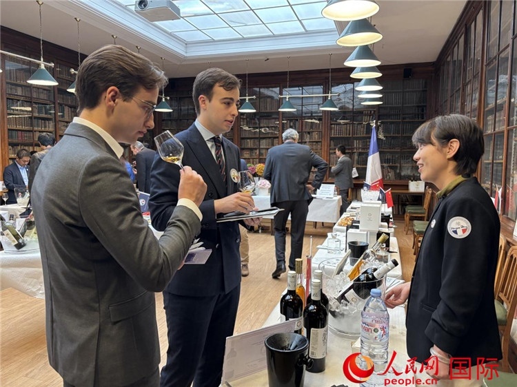 法國(guó)嘉賓與參展云南企業(yè)代表交流。人民網(wǎng)記者 于超凡攝