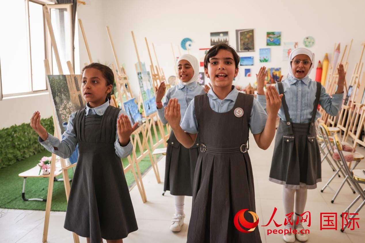 阿爾穆塔?阿里卡特國際學(xué)校的學(xué)生表演舞蹈。人民網(wǎng)記者 薛丹攝