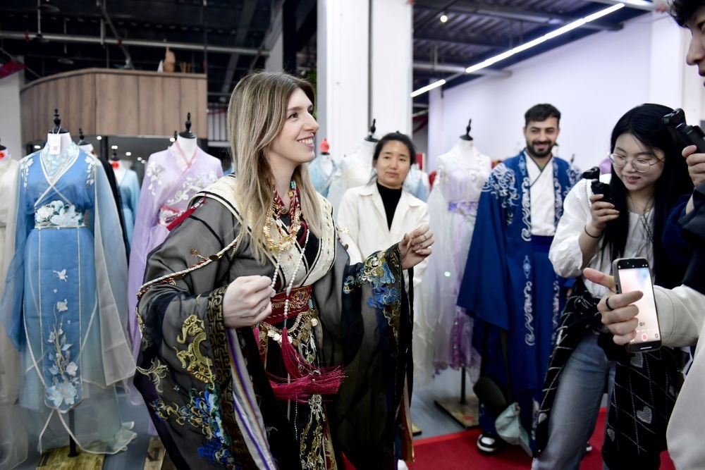 2025年4月8日，參加曹縣漢服文化節(jié)的意大利嘉賓卡米拉在試穿漢服。新華社記者郭緒雷 攝