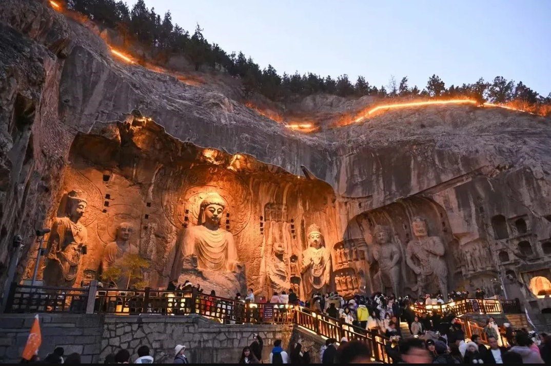 游客在龍門(mén)石窟參觀游覽。