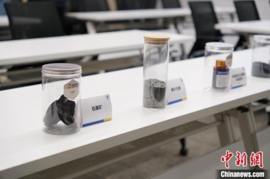 5月20日，浙大高分子科學(xué)與工程學(xué)系內(nèi)擺放著石墨礦等。 曹丹 攝
