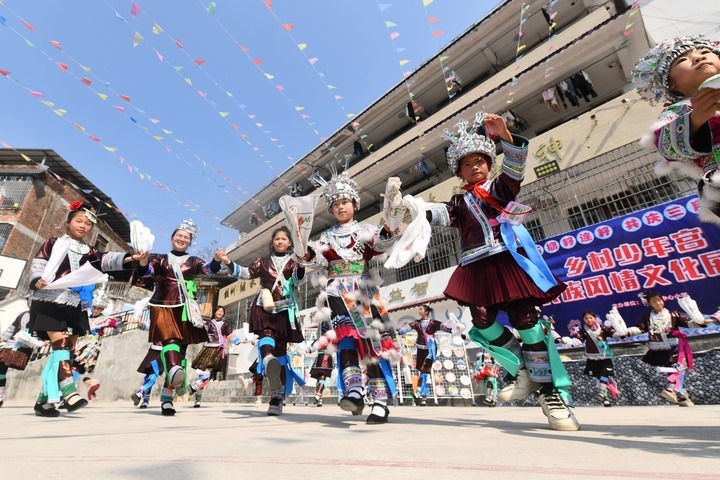 2025年3月25日，廣西柳州市融水苗族自治縣桿洞鄉(xiāng)中心小學(xué)學(xué)生在跳蘆笙踩堂舞。新華社記者 黃孝邦 攝