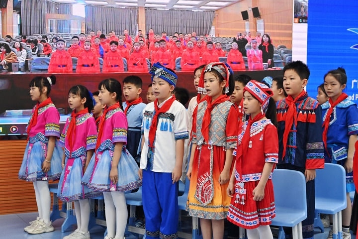 2025年3月28日，在“壯蒙一家親 共筑中國(guó)夢(mèng)”手拉手主題云隊(duì)會(huì)上，廣西南寧市濱湖路小學(xué)四（1）中隊(duì)隊(duì)員通過網(wǎng)絡(luò)和內(nèi)蒙古鄂爾多斯東勝區(qū)第十二小學(xué)四（9）中隊(duì)隊(duì)員一起唱《中國(guó)少年先鋒隊(duì)隊(duì)歌》。新華社記者 周華 攝