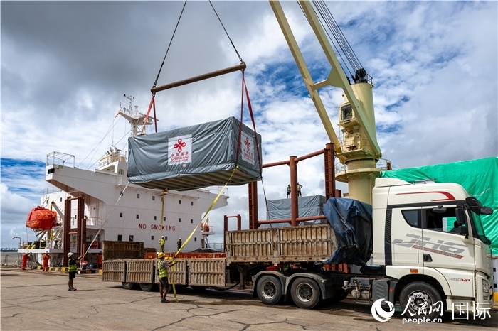 5月25日，當(dāng)?shù)毓と嗽诟劭趶呢涊喩闲遁d援緬第十五批緊急人道主義地震救災(zāi)物資。人民網(wǎng)記者謝佳君攝