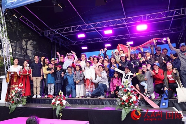 獲獎(jiǎng)選手們上臺(tái)領(lǐng)獎(jiǎng)并合影留念。人民網(wǎng)記者 劉仲華攝