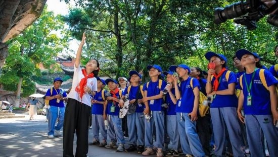 石刻小導游稅明潔為西藏小朋友志愿解說。