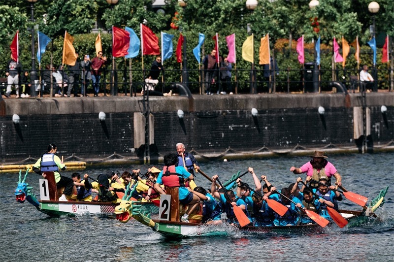 中英雙方的參賽隊伍參與龍舟競渡。楊浩鵬攝