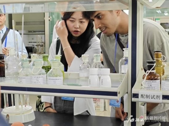 5月26日，2025上合組織國家媒體合作論壇嘉賓參觀新奇康藥業(yè)股份有限公司實(shí)驗(yàn)室。石榴云/新疆日?qǐng)?bào)記者 宋海波攝