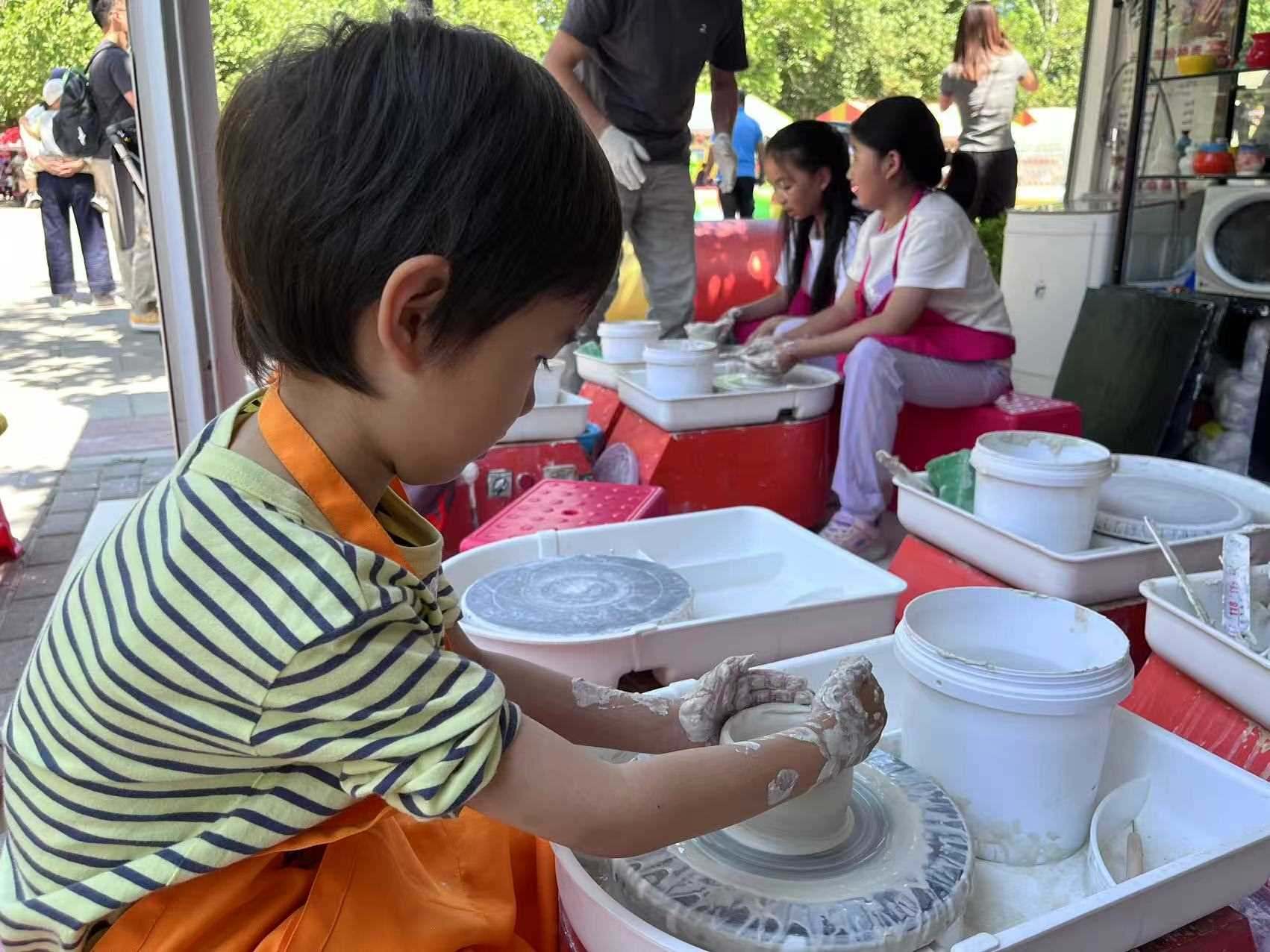 “小”游客在體驗陶藝制作。人民網(wǎng)記者 李楠樺攝