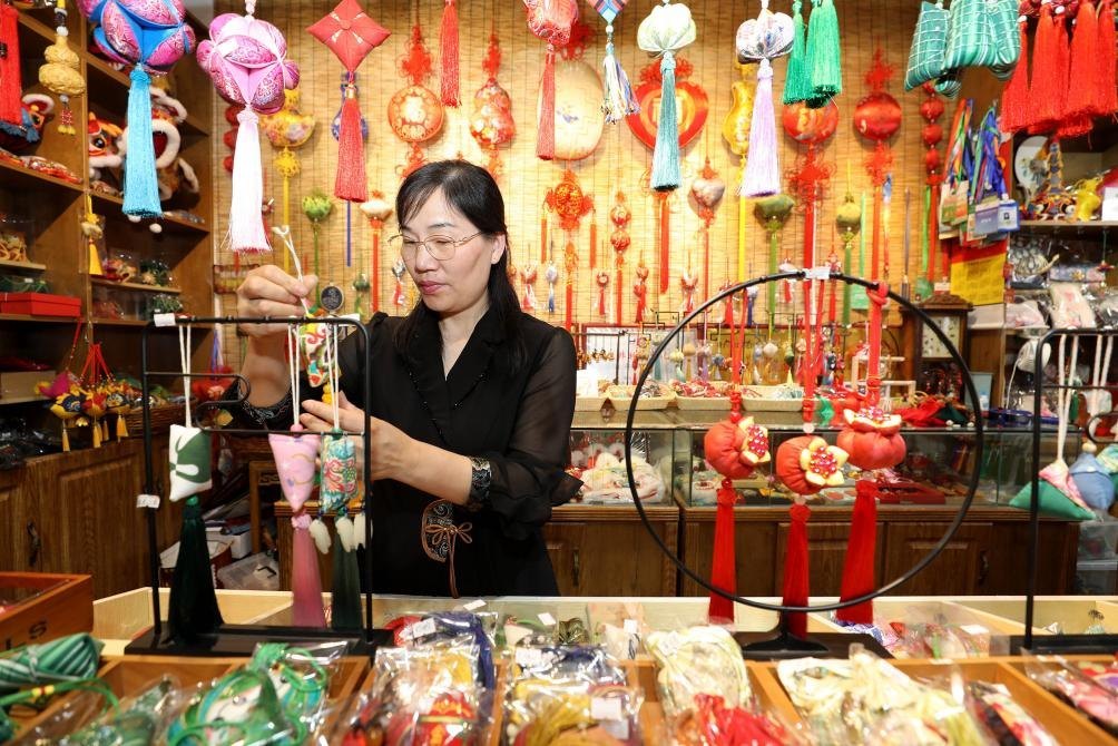 2025年5月25日，安徽省淮北市，非遺香包上貨架。（圖片來源：視覺中國）