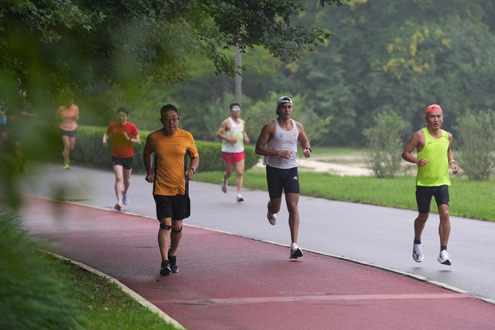 2024年7月14日，市民在北京中軸線延長線上的奧林匹克森林公園運動鍛煉。