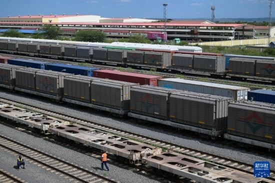 5月31日，在蒙內(nèi)鐵路內(nèi)羅畢站到發(fā)場，鐵路工人在鐵道旁巡檢。新華社記者 楊光 攝