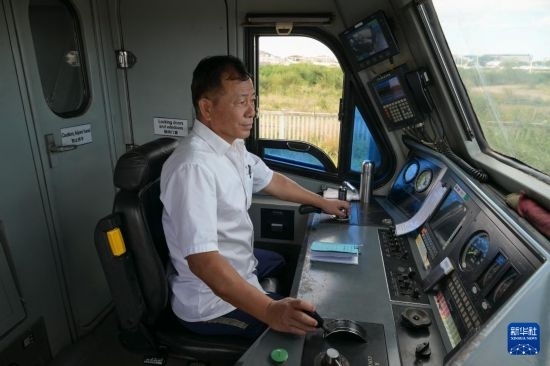 5月31日，在蒙內(nèi)鐵路內(nèi)羅畢站，機(jī)車駕駛員蔣立平在即將開往蒙巴薩的E2次列車上進(jìn)行準(zhǔn)備工作。新華社記者 楊光 攝