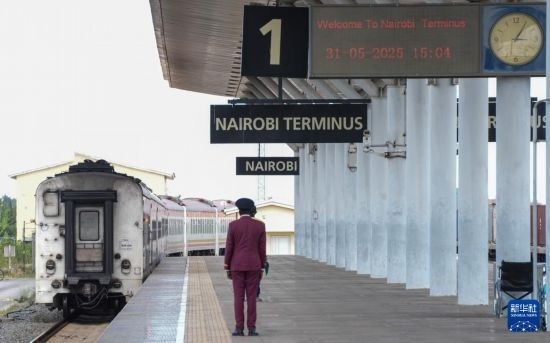 5月31日，在蒙內(nèi)鐵路內(nèi)羅畢站，工作人員目送開往蒙巴薩的E2次列車駛離站臺。新華社記者 李亞輝 攝