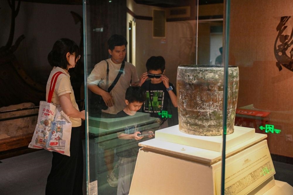 △2025年5月18日，游客在廣東廣州南越王博物院（王墓展區(qū)）體驗(yàn)AR眼鏡智慧導(dǎo)覽服務(wù)。